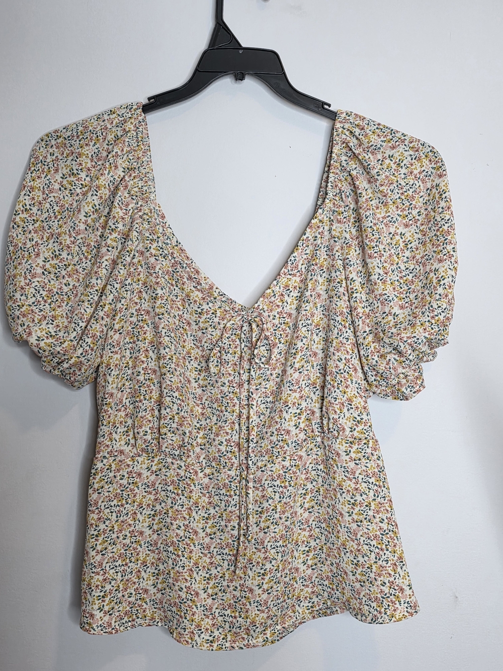 Floral Puff-Sleeve V-Neck Crop Top in Cream